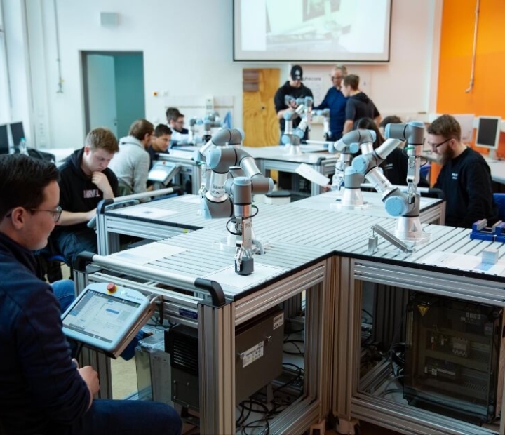 Cobots trong trường học – Làm thế nào chúng có thể dễ dàng tích hợp vào lớp học?